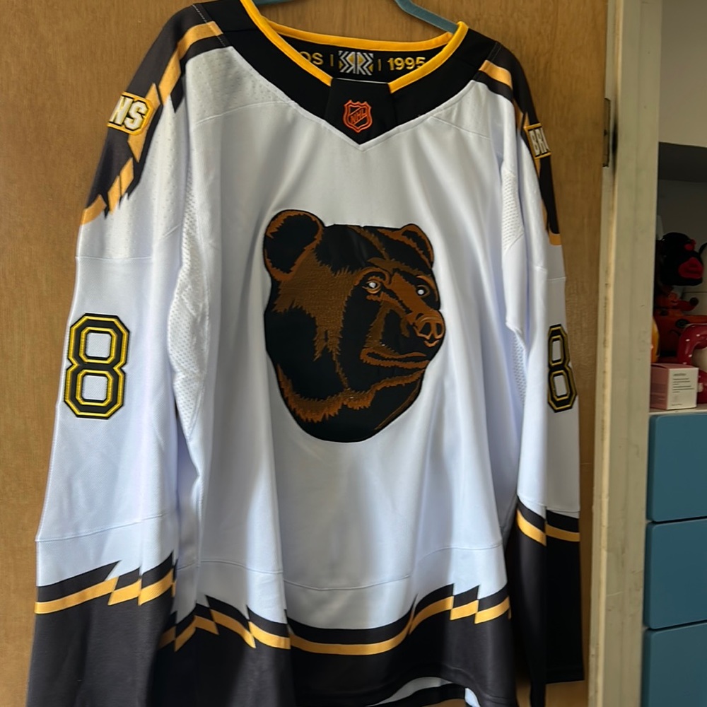 I’m selling a Replica Boston Bruin jersey size XL. With the brown bear on it.